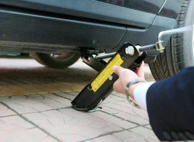 小车轮胎被锁如何破解,轮胎被锁怎么办