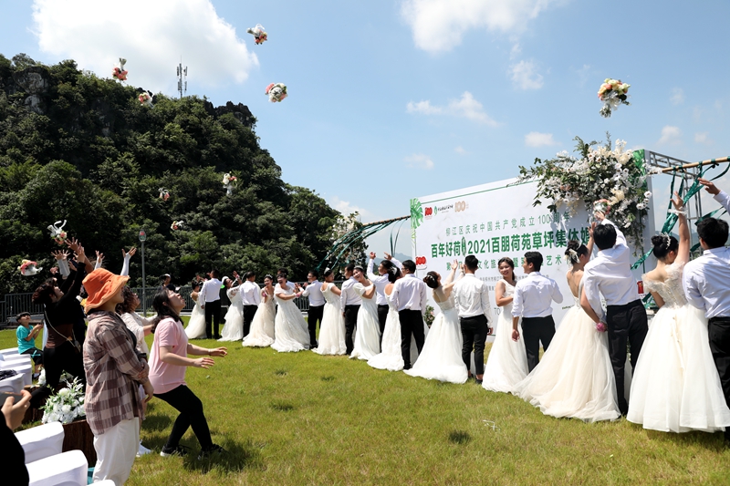 迎着“荷”风,寻着“荷”香!一生一世,百年好“荷”~