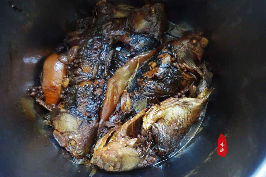 从高压锅中取出完整的酥鱼，真是不容易，它浑身酥软烂要轻拿轻放