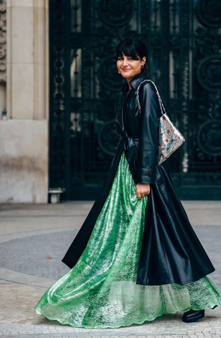 最近火了一种穿法，叫“裙子+外套”，时髦又高级，关键还显气质