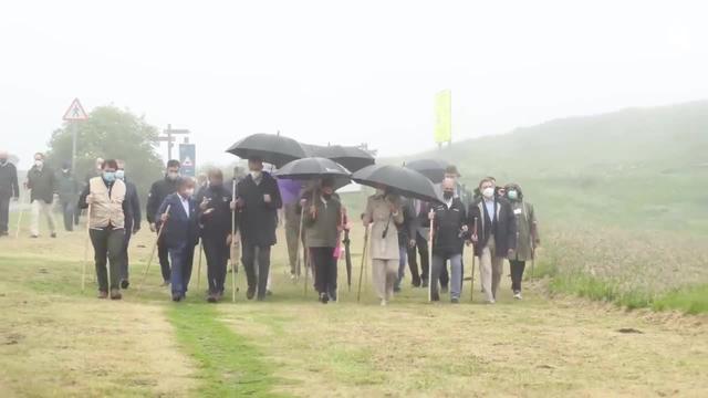 费莱夫妇重走来时路，莱后穿平底鞋健步如飞，搭配失策惨变五五分