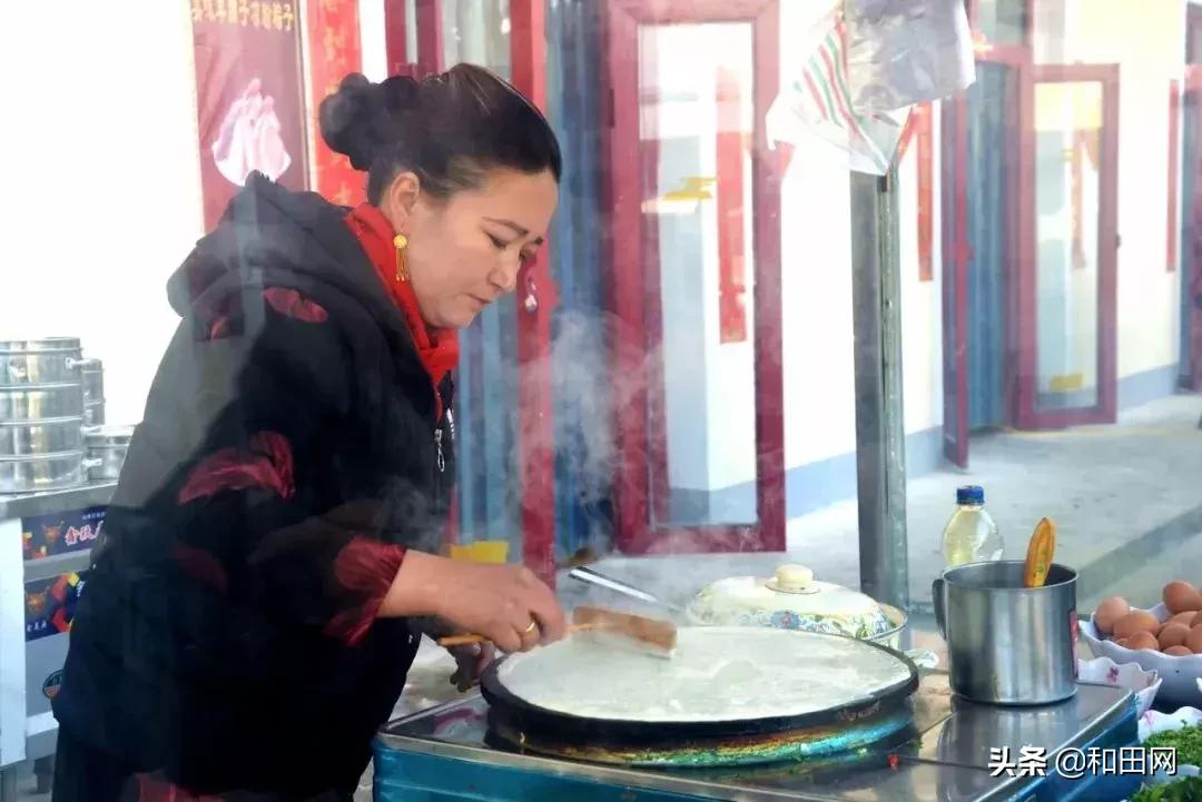 和田有个用火车车厢开的餐厅！火车头餐饮文化广场！生意火爆...