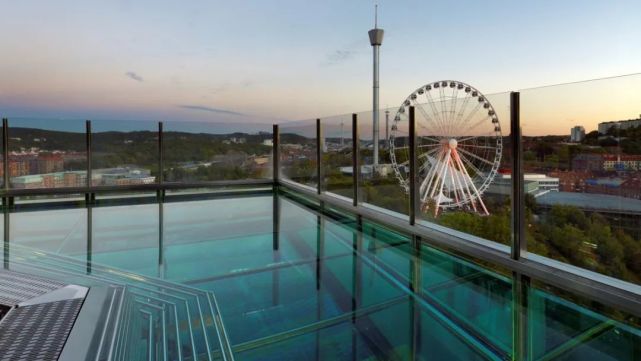 15个令人惊叹的泳池,十个令人难以置信的泳池