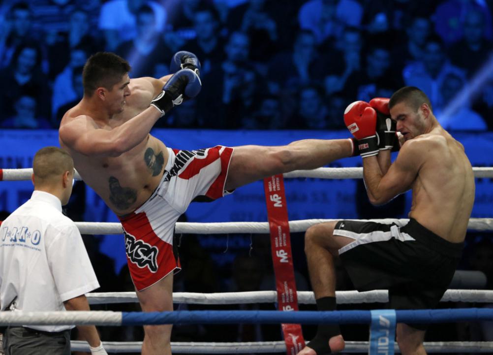 达科米利西奇隔扣安东尼,被安东尼过掉的后卫成为英超笑话