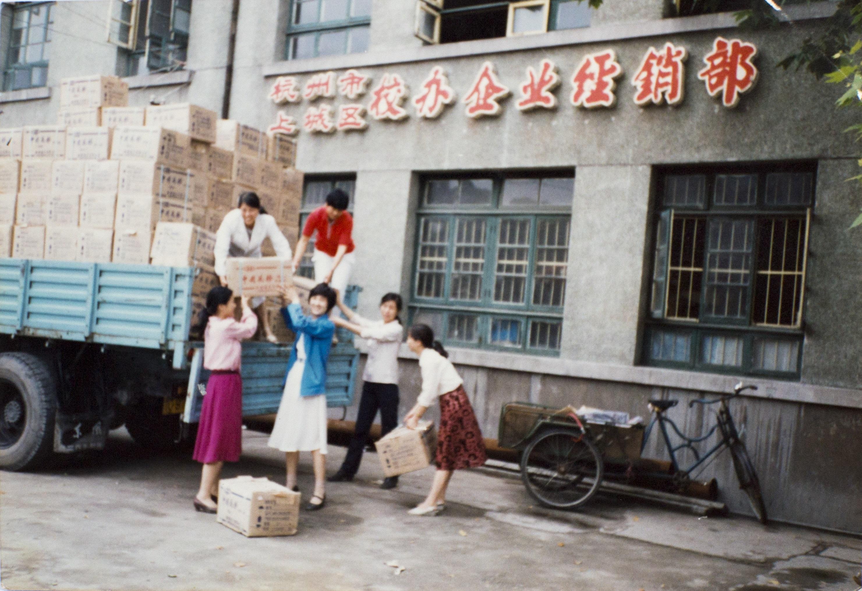 娃哈哈宗庆后多少岁卖冰棍,宗庆后42岁蹬三轮卖冰棍白手起家