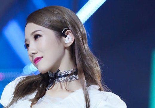 因爱哭连上热搜，唱歌破音却红的发紫，网友：这是什么神仙运气