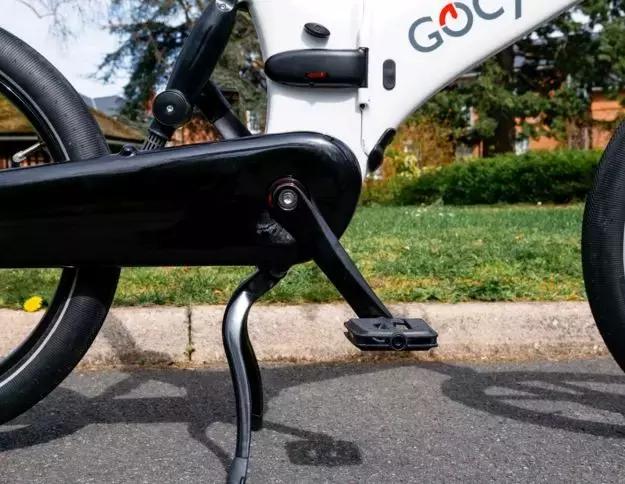 c罗购买的黑色的车 (c罗的车多少元)