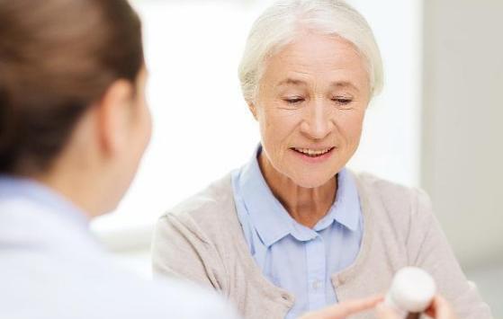 身上长了“老年斑”，有办法淡化或彻底去除吗？医生：有4种方法