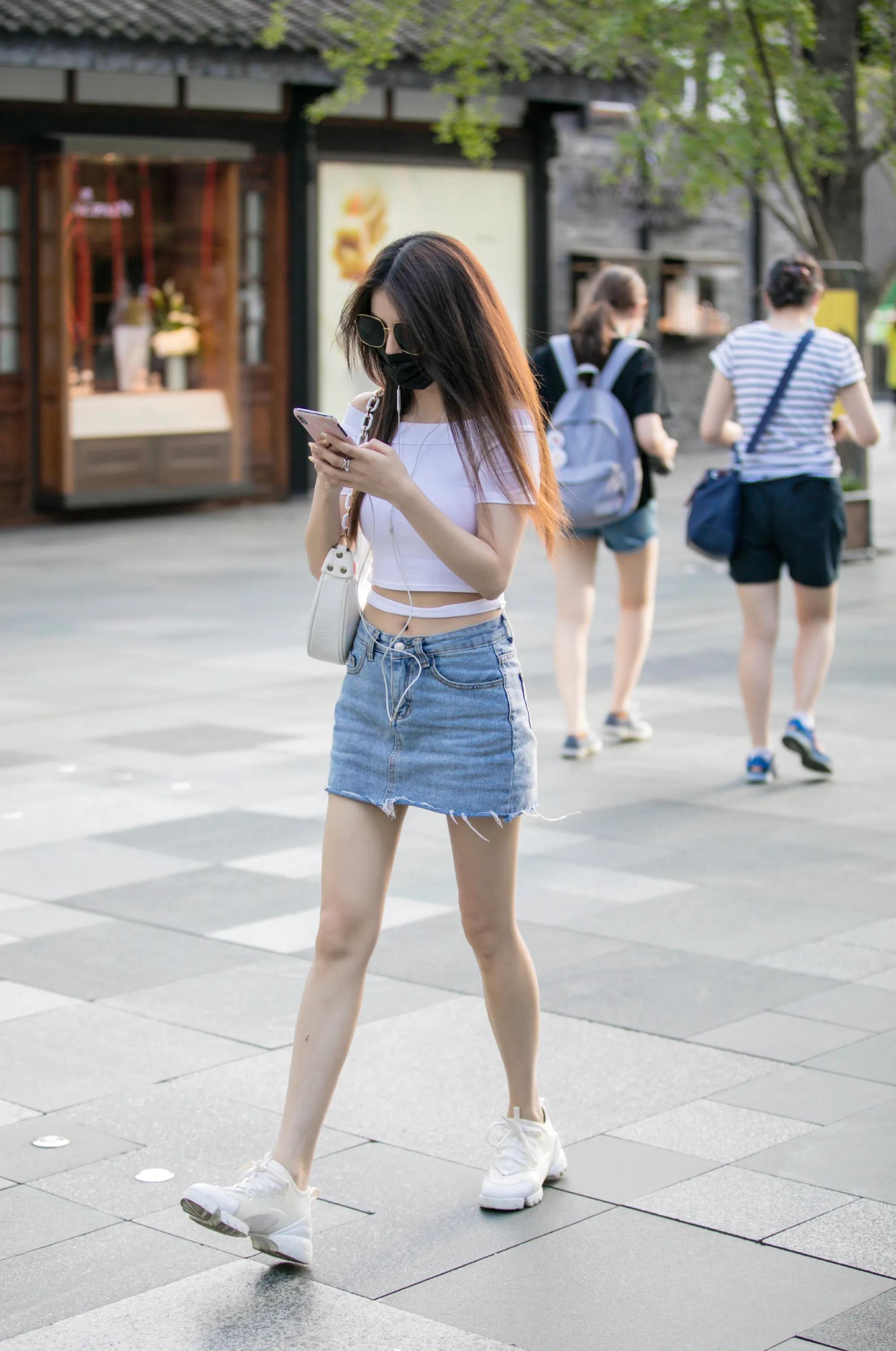 牛仔短裙怎么搭配上衣很好看,牛仔短裙怎么搭配衣服最好看