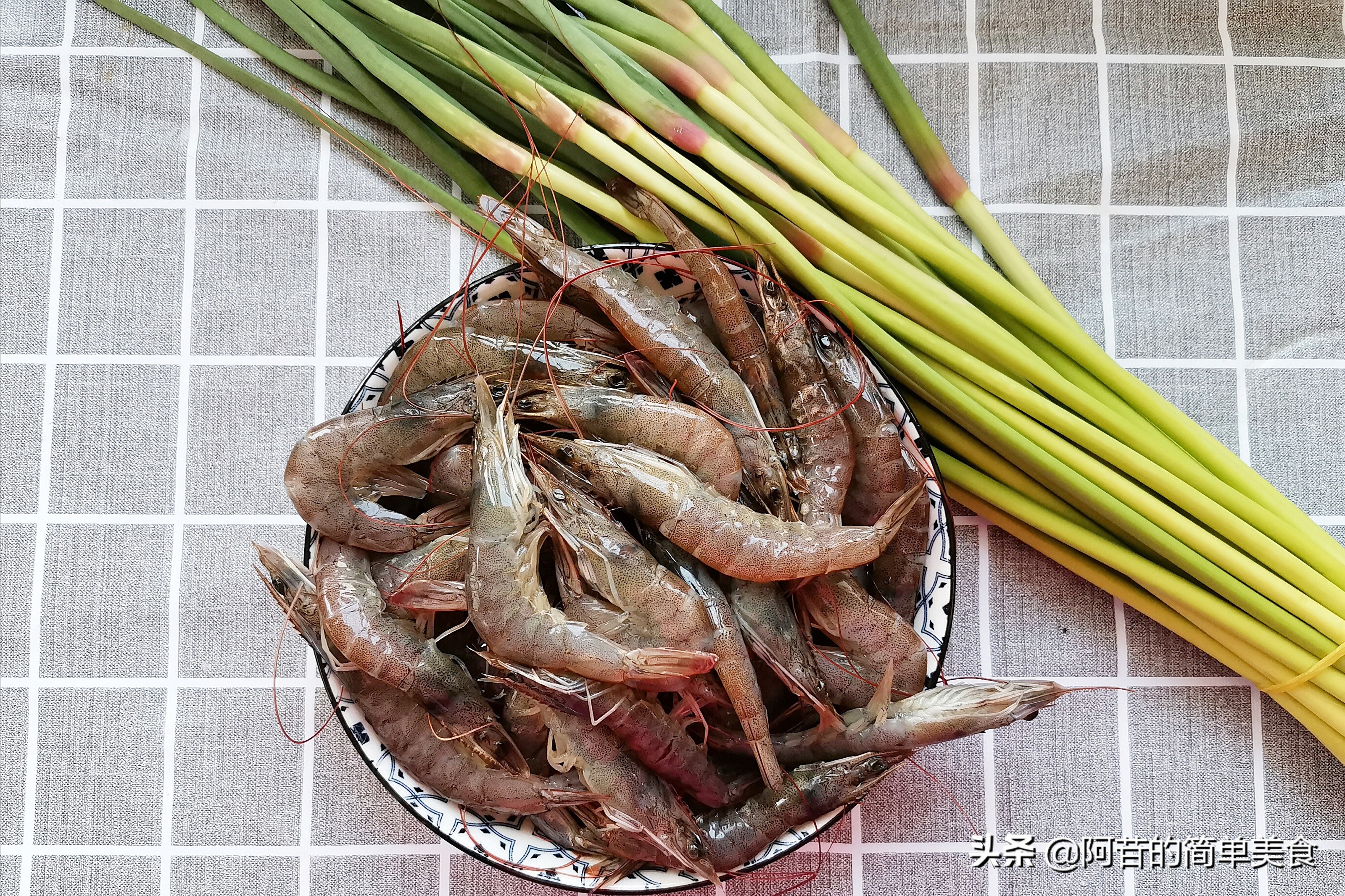 虾仁炒得嫩滑原来还有这一招,蒜苔玉米和虾仁可以炒在一起吗