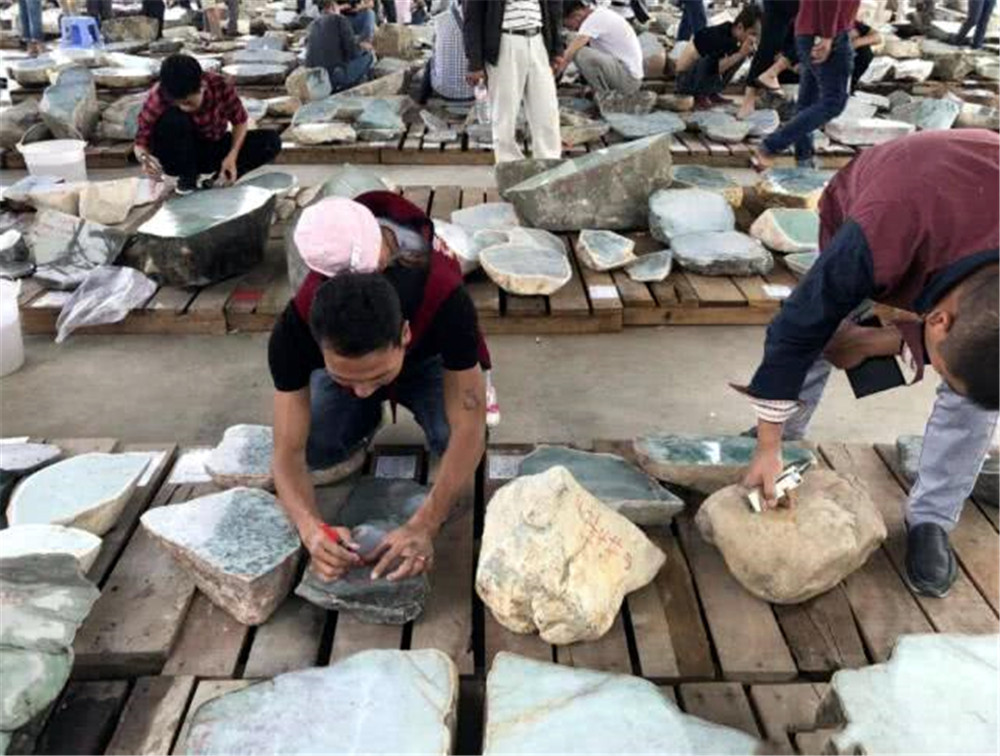 中缅边境卖珠宝翡翠,中缅边境卖翡翠的在哪里