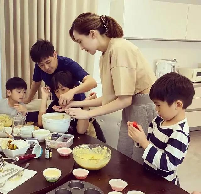 林志颖大儿子终于露面!模样比小时候更帅气,一家五口真有爱