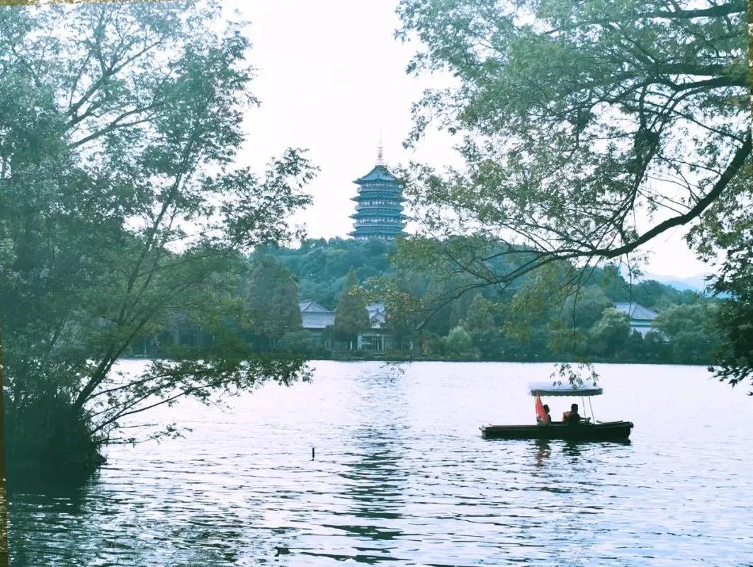 杭州西湖的地位和价值,西湖为杭州带来了人气和知名度