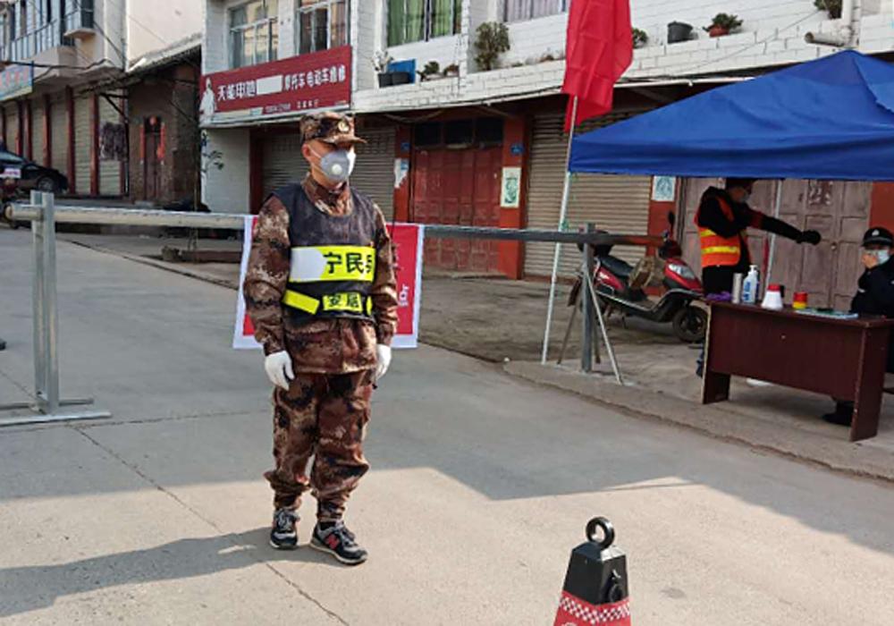 抗疫中的民警父子兵,抗疫父子齐上阵坚守岗位显初心