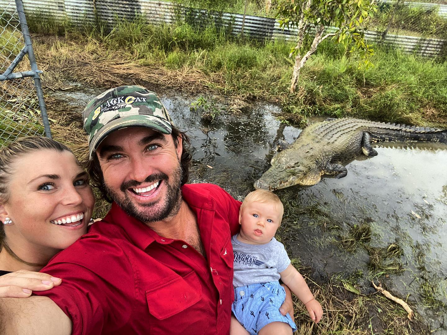 澳洲狂野早教：2岁娃单挑巨蟒，爸爸在一旁指点加油，这？