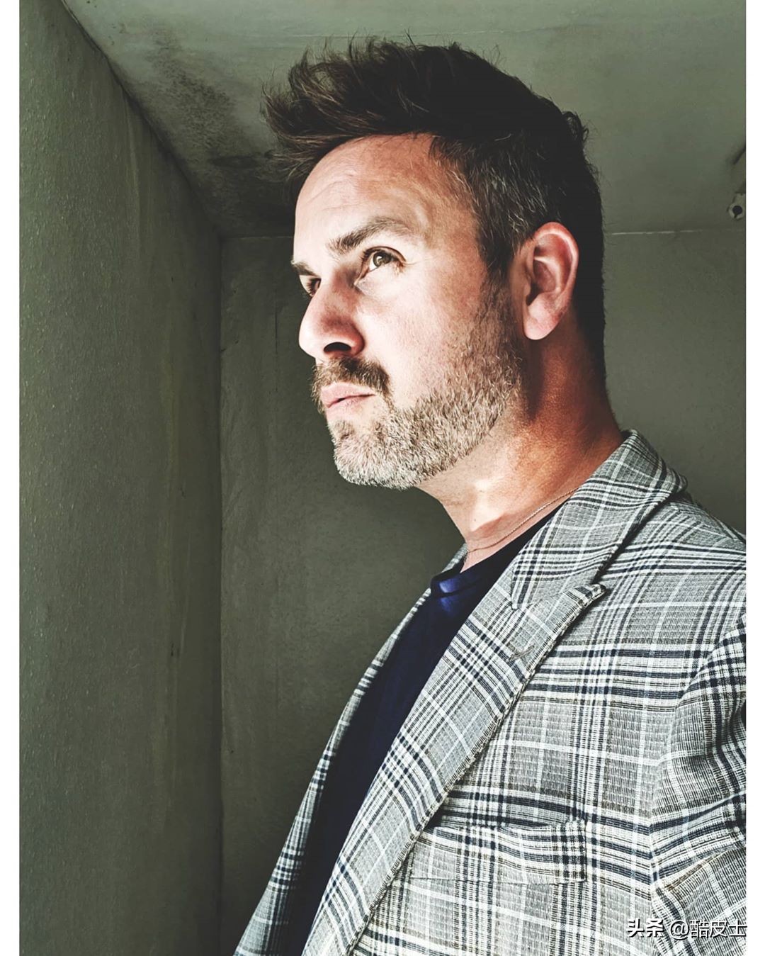 真人假发买自然色好还是买摩卡色,真人假发每天怎么打理