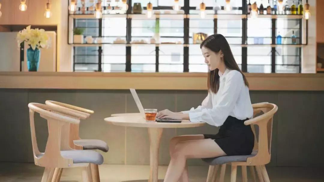 总有某些瞬间会被陌生的温柔击中,陌生的城市暖心的人