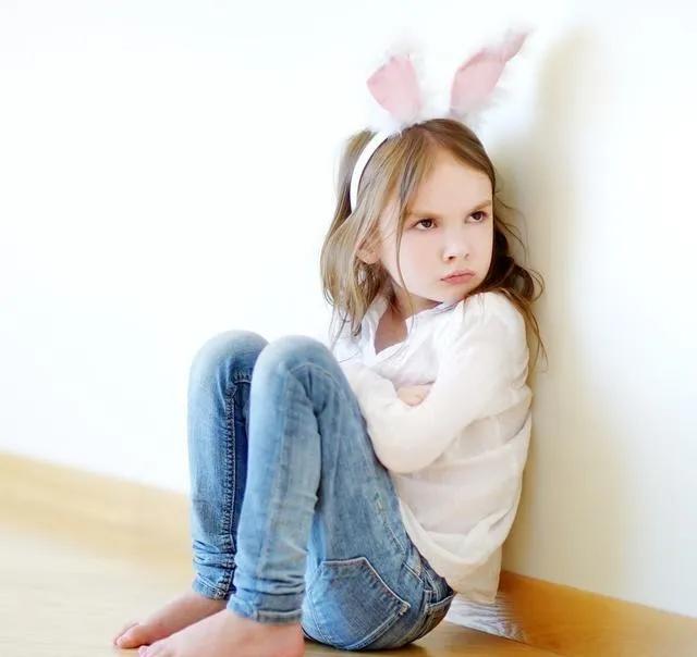 8岁小孩发脾气满地打滚,1岁半宝宝发脾气满地打滚