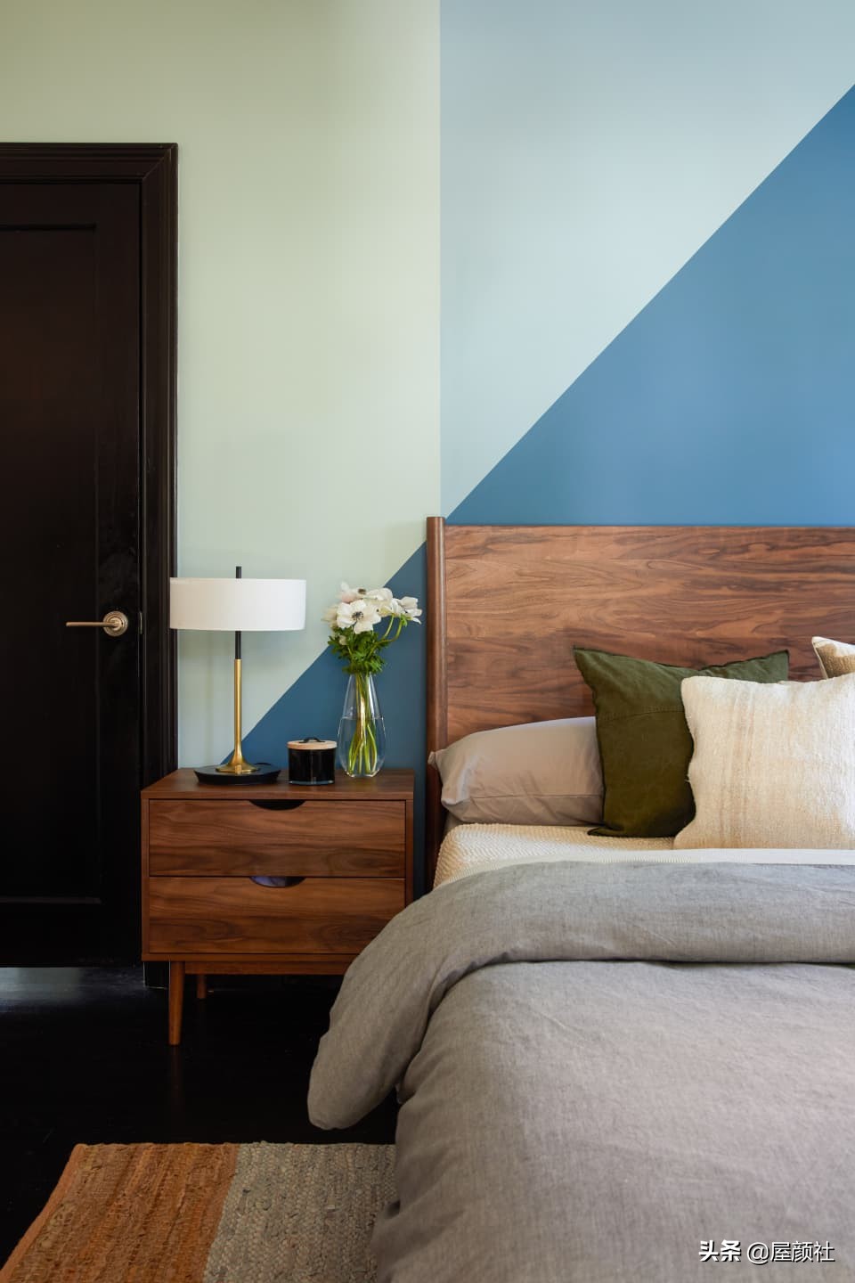 好莱坞明星詹妮娜的豪宅曝光。混搭复古，大胆涂色，居然还配秋千