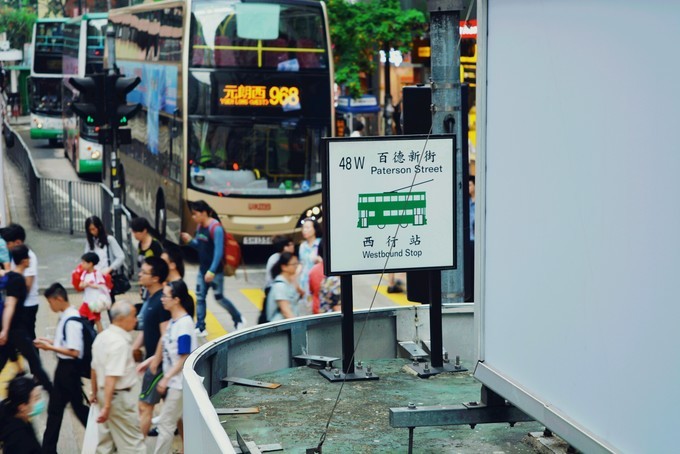 世界将我包围下一句,世界将我包围演唱