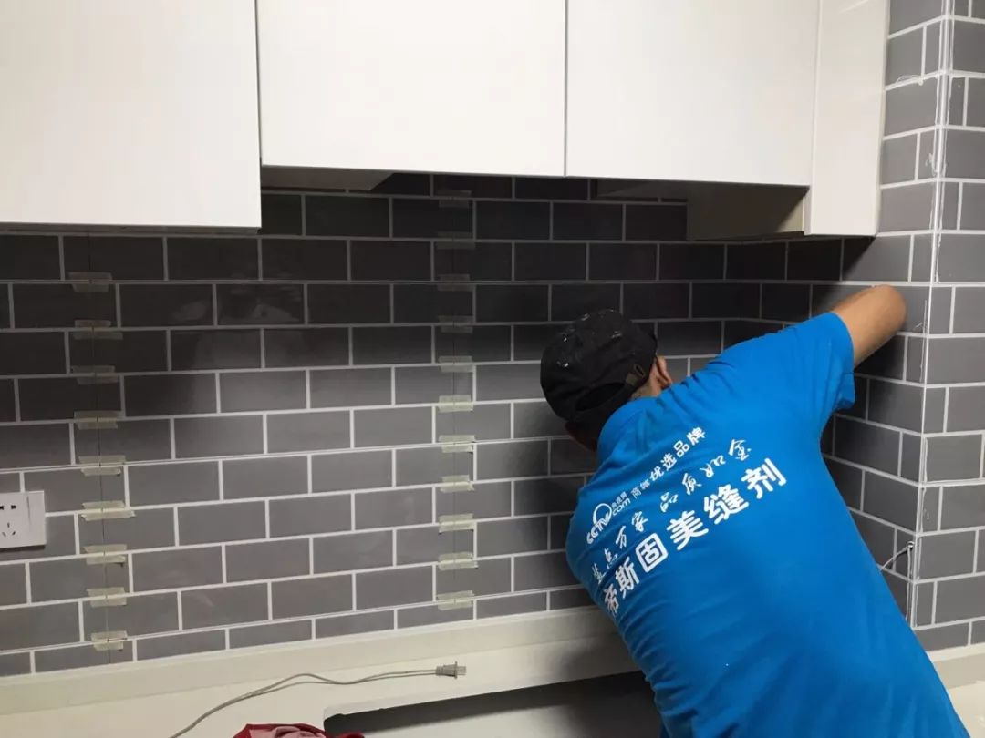 卫生间瓷砖缝隙可以用美缝剂吗,瓷砖缝隙用美缝剂还是水泥基