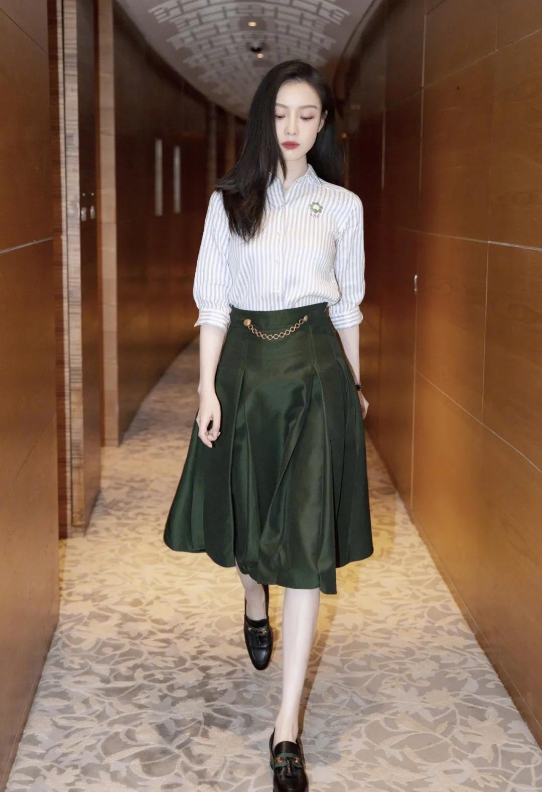 穿裙子要搭配什么鞋子才好看呢,红色上衣黑色裙子配什么鞋子好看