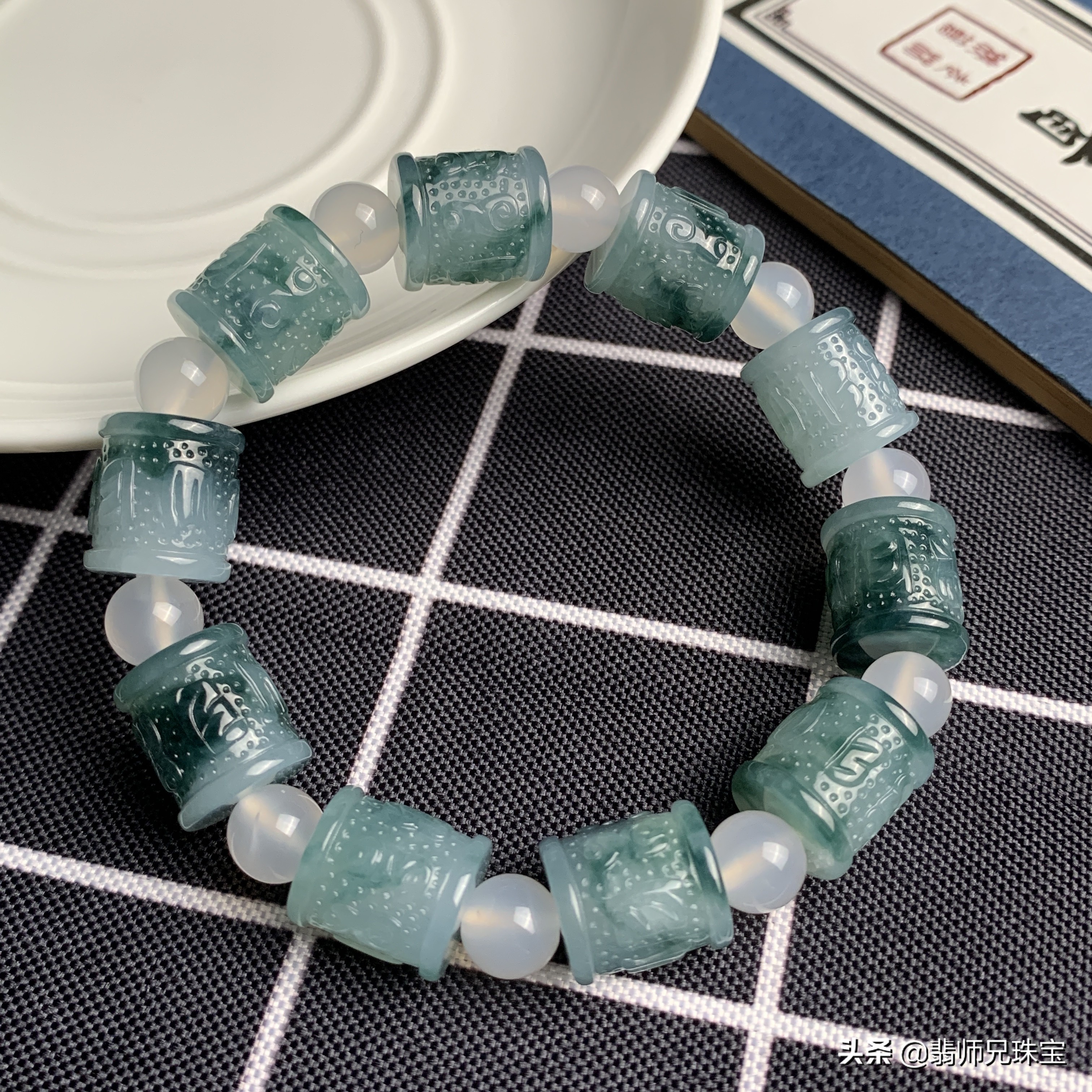 间隙那么多，结构那么复杂，翡翠手链平时该如何清洗、保养？