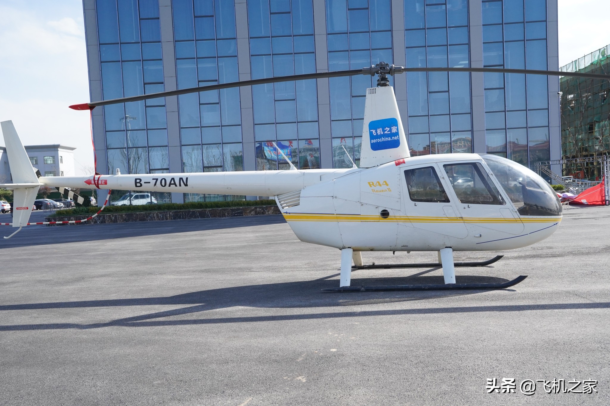 山东潍坊一楼盘租2架400万直升机空中看房