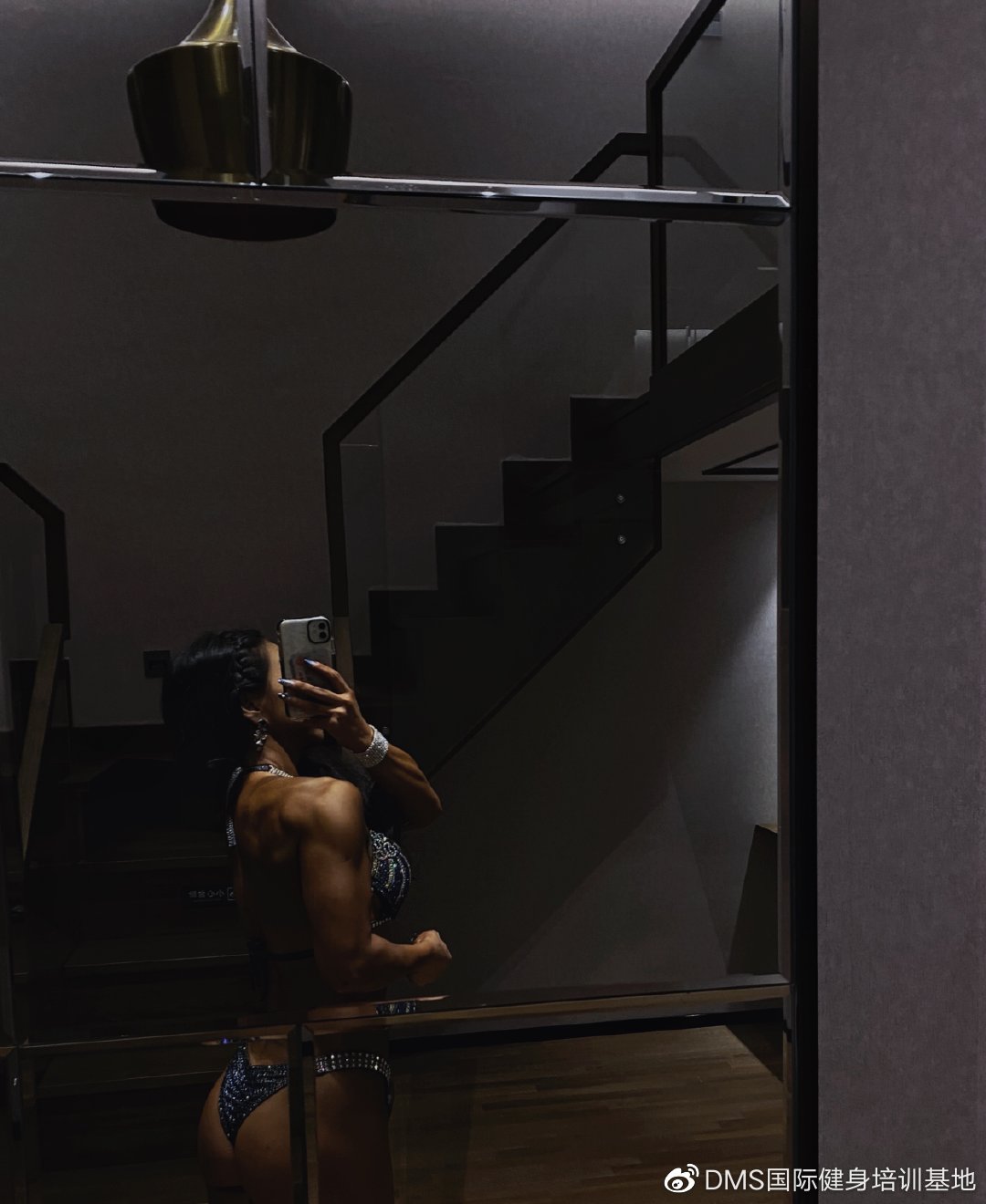 她，环游50+国家，40岁开始健身47岁登台参赛，她叫艾文仍在追梦