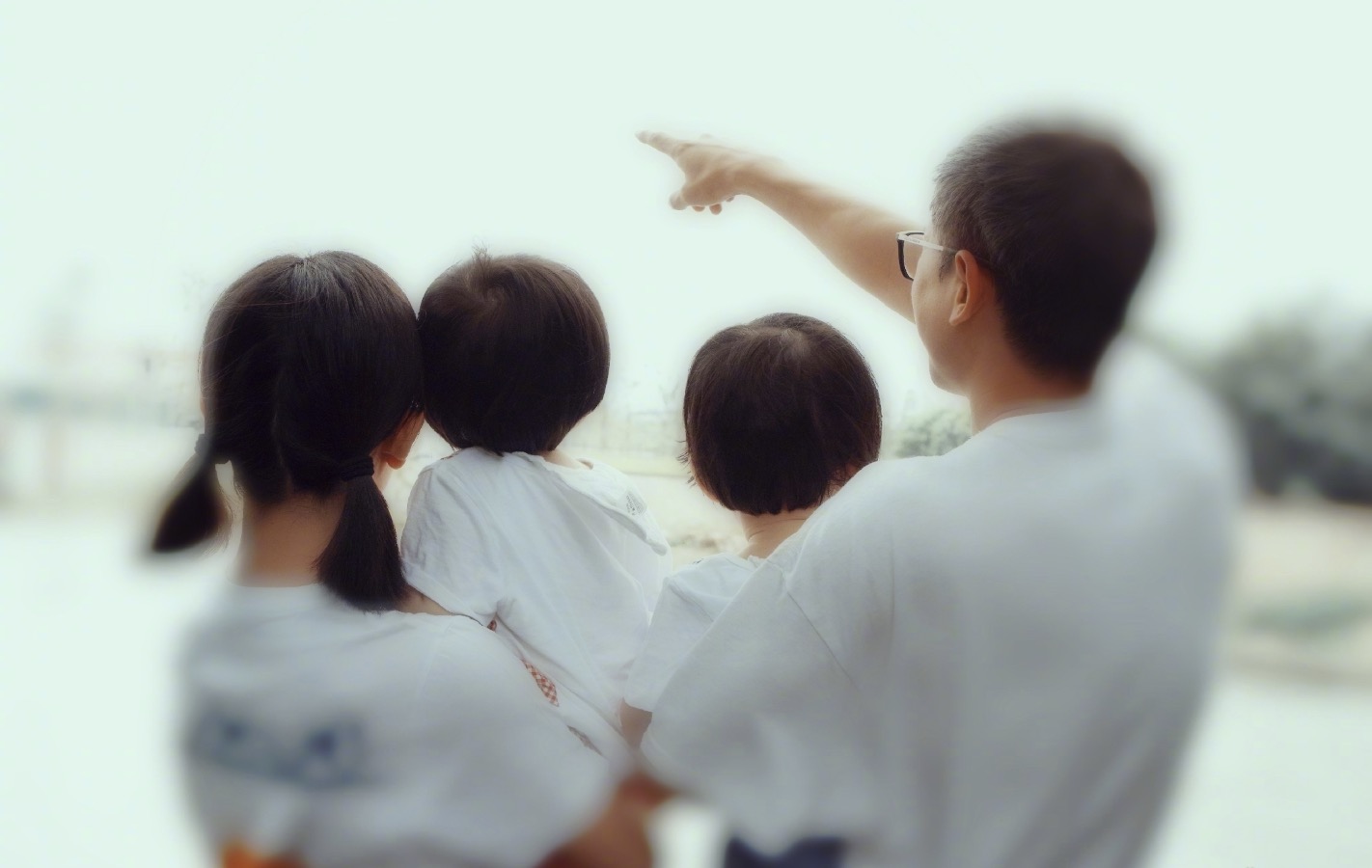 谢娜发文晒跳跳俏俏日常,谢娜分享跳跳俏俏互动日常