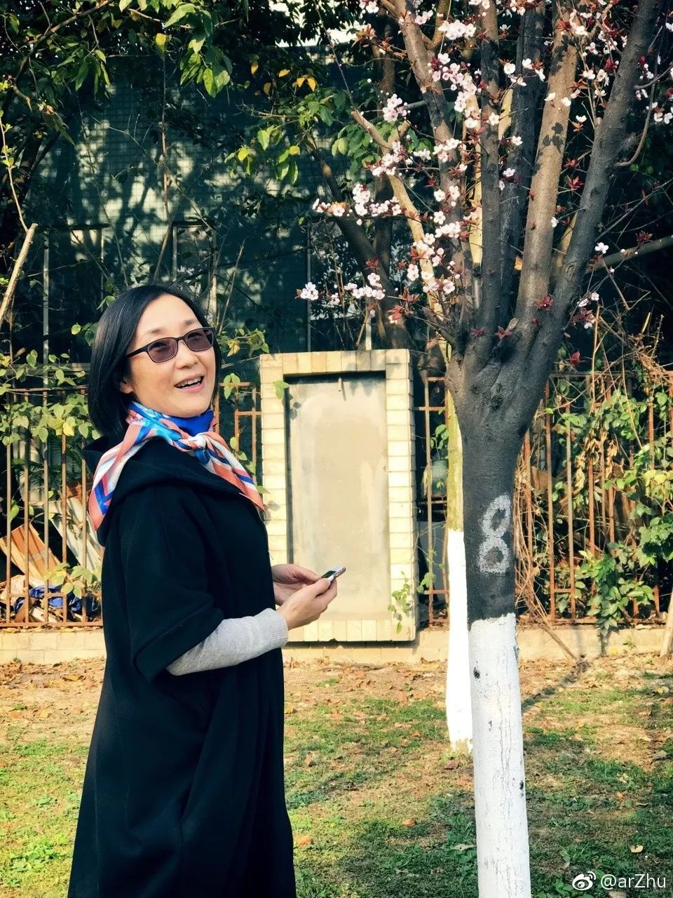 从服装外企高管到独立设计师,她把文学作品做成丝巾系在脖子上