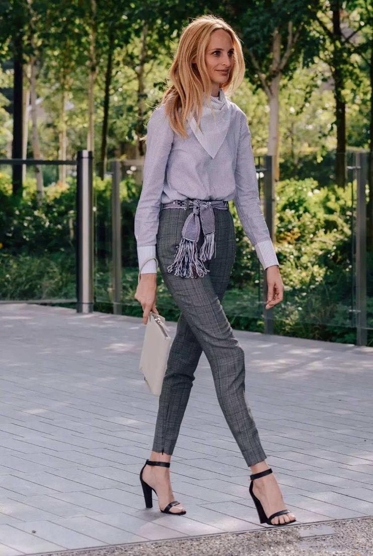 一条丝巾玩转十种时髦系法,拿走不谢丝巾的五大最时尚系法