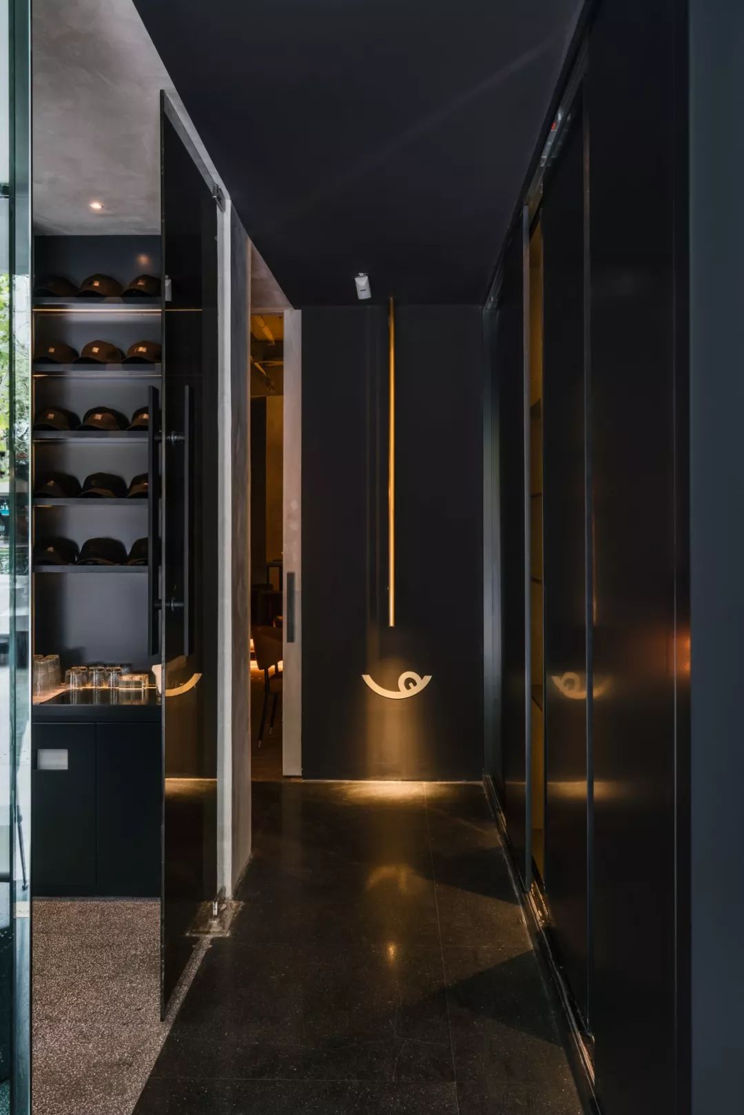 在110㎡空间里创造了两个世界，成都这个酒吧允许你上班时饮酒