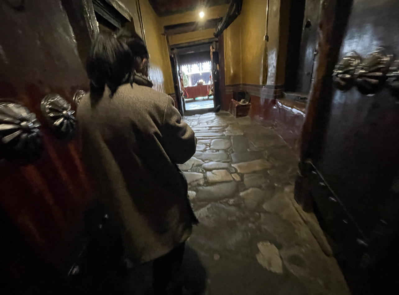 游1300年历史大昭寺，遇17岁无证导游，她说已做了四年讲解