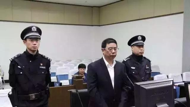 “市长，你住的都不如科长，该换房了……”