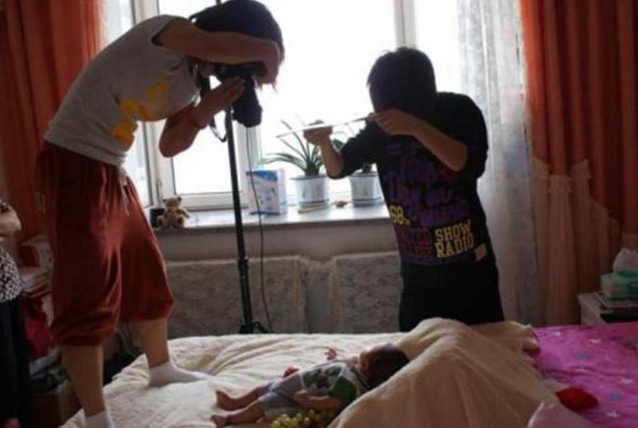 为什么拍满月照宝宝不哭不闹,给宝宝拍满月照如何避免被套路