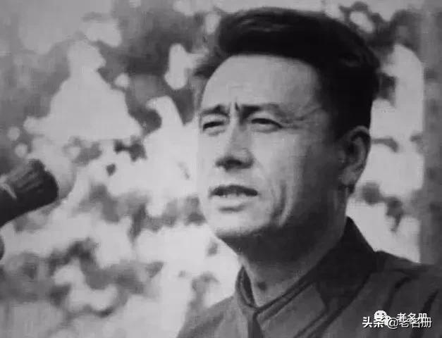 队列指挥员和排头,站在排头的战士