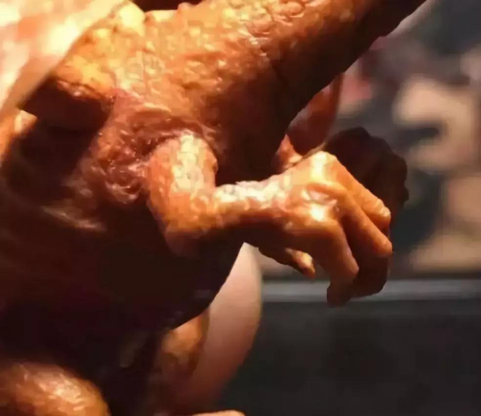 价值240万非洲的原木,雕刻成品出来后震惊全场,一片心疼声!