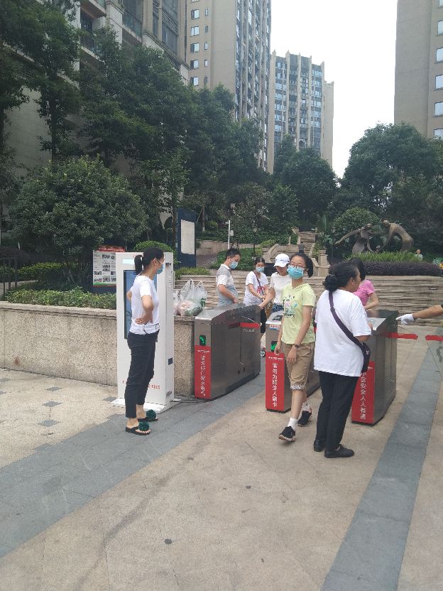 物业人员坚守岗位抗击疫情,物业人员坚守岗位防疫