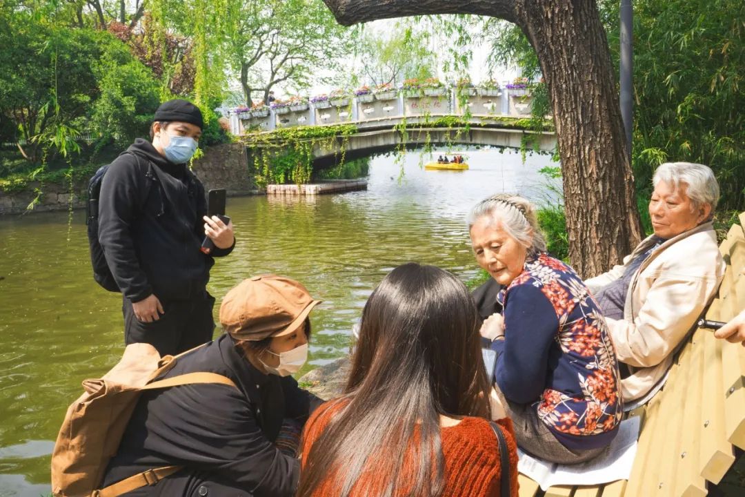 一个中年鬼才，整天逛公园，缠着大爷大妈给他唱歌