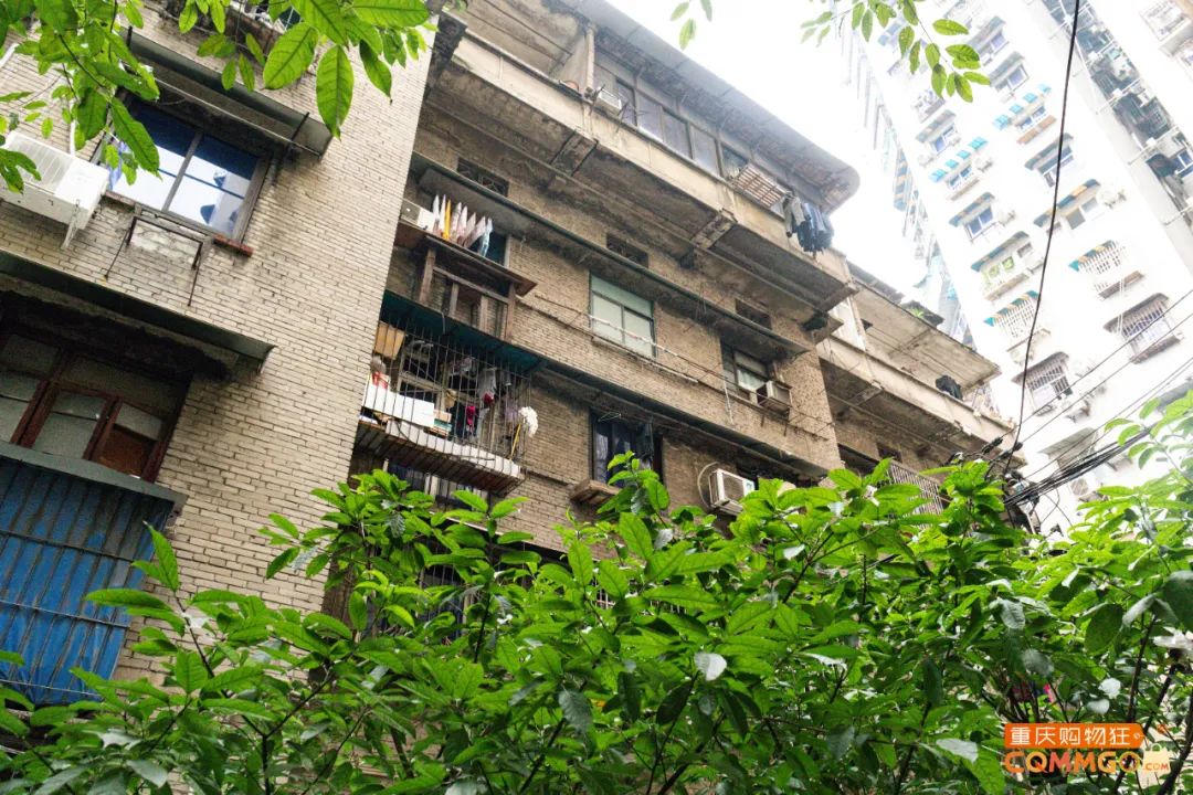 解放碑一层楼卖衣服,解放碑二手衣服市场