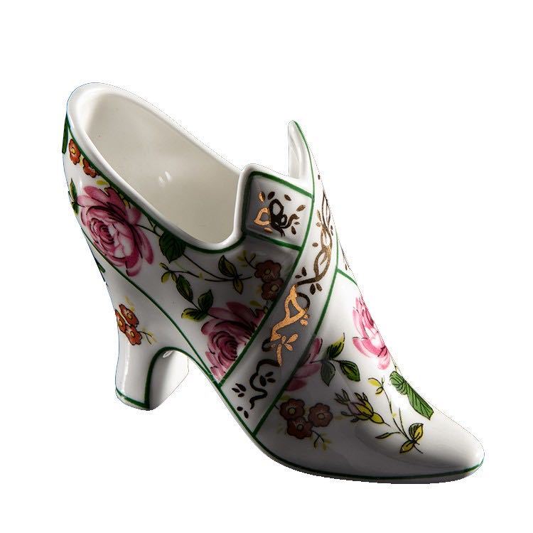 christianlouboutin粉色华伦天奴,christianlouboutin设计过的鞋子