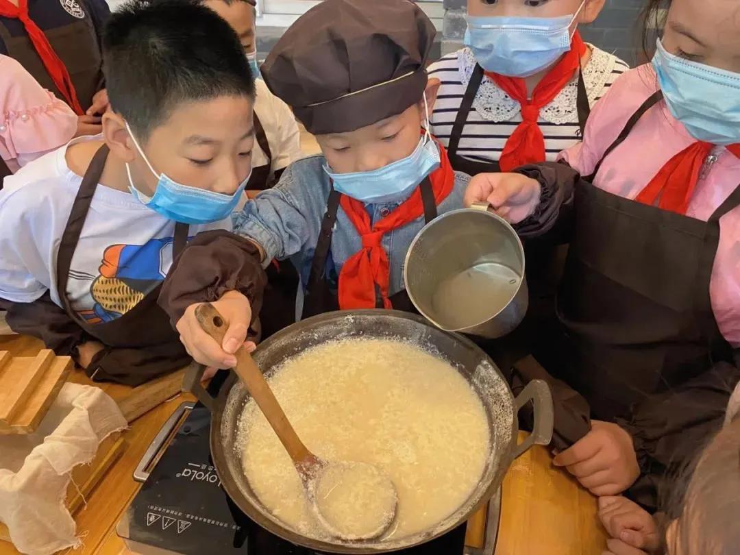 不靠名师、不拼生源,罗振宇盛赞的乡村学校,让我们看到教育“突围”的可能