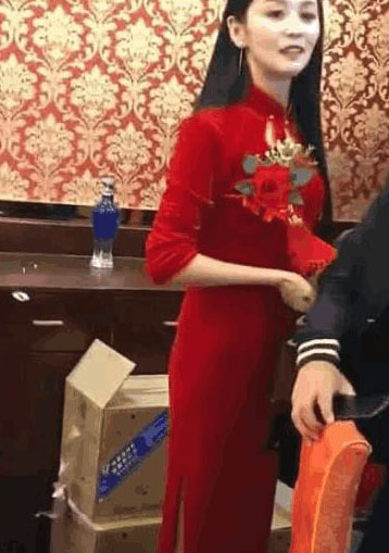 “最美旗袍妈妈”火了,好好保养吧,别到时输给亲家母!