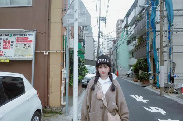 吴宣仪粉色蝴蝶短裙,吴宣仪黑色长筒袜加短裙