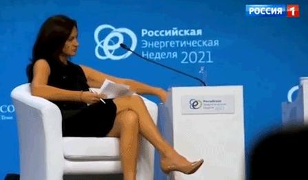 美国女记者*诱色**普京：超短裙、大白腿，撩头发、抛媚眼、舔嘴唇