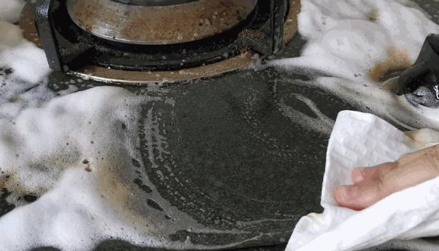 油污清洁剂一喷一抹轻松搞定,去油污清洁剂能去除马桶污垢吗