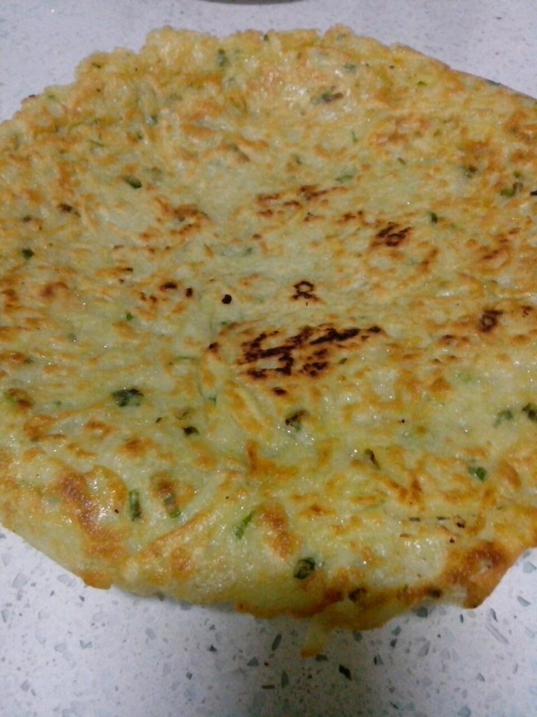 妻子拿着菜谱做饭,媳妇拿手美食