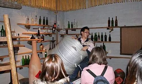 把废弃工厂改造成娱乐创意工场,把工厂开成旅游景点