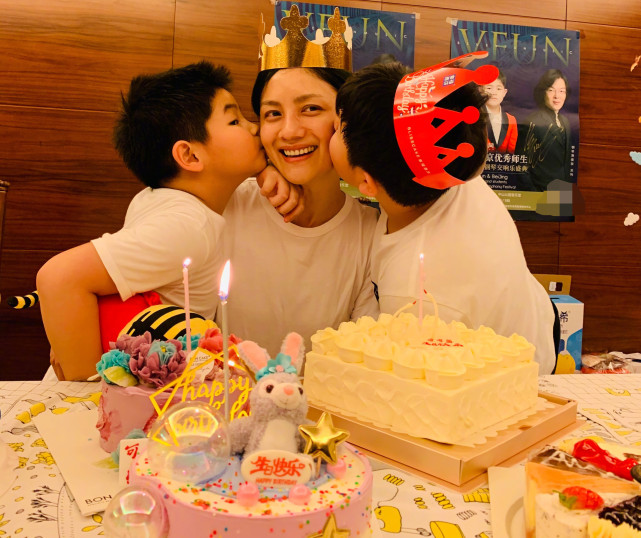 胡可晒一家三口合影为沙溢庆生,胡可生日沙溢晒全家照